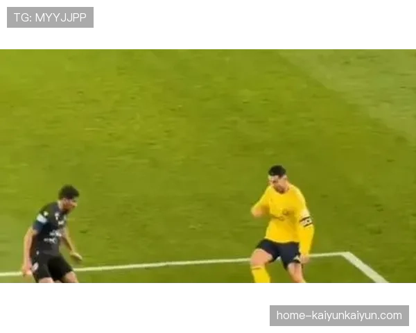 终场哨响，38岁的阿斯顿维拉老将阿什利·扬与球迷互动致谢