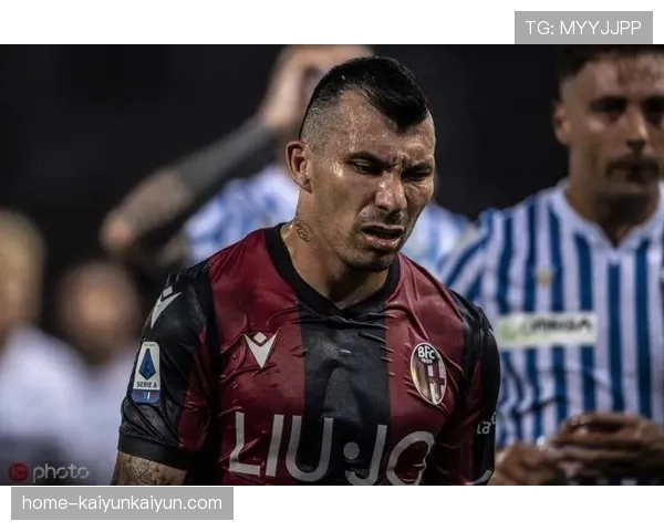 特写：打入绝杀球后，博洛尼亚队长梅德尔冲向己方球迷看台