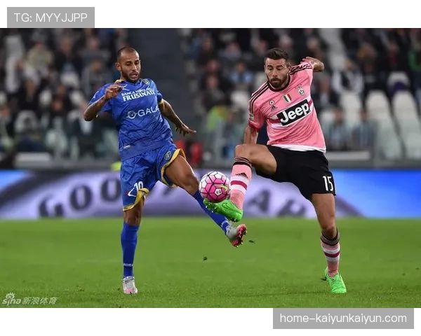 特写：在弗罗西诺内训练场外，一位残疾小球迷获得了全队签名